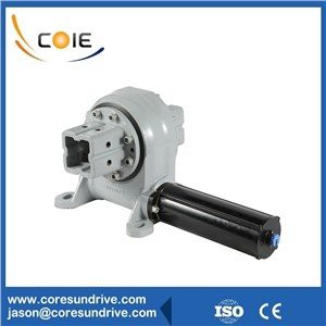 Vertikalios pasukamos pavaros pavaros sukimo įtaisas, skirtas stebėti vienos ašies saulės energiją