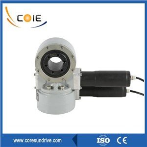 Mažas dviejų ašių pasukamas pavarų dėžės variklis